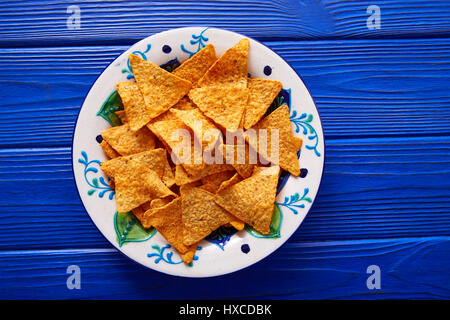Nachos Chips auf mexikanische Platte über blaue Holztisch Stockfoto