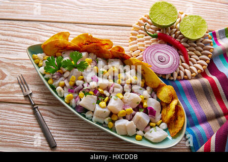 Ceviche peruanischen Rezept mit gebratenen Bananen und Zutaten auf Holztisch Stockfoto