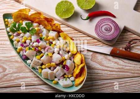 Ceviche peruanischen Rezept mit gebratenen Bananen und Zutaten auf Holztisch Stockfoto