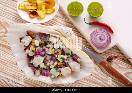 Ceviche peruanischen Rezept mit gebratenen Bananen und Zutaten auf Holztisch Stockfoto