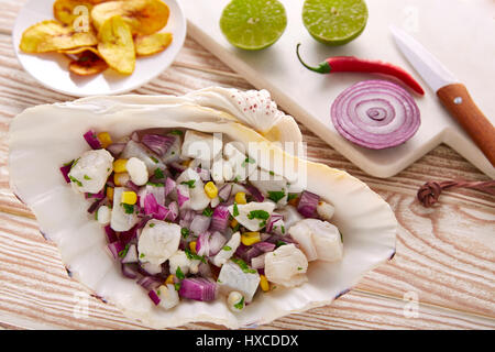 Ceviche peruanischen Rezept mit gebratenen Bananen und Zutaten auf Holztisch Stockfoto