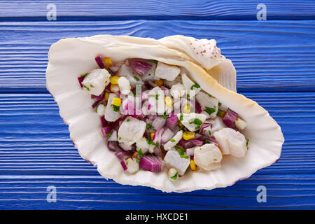 Peruanische Ceviche Rezept und Zutaten auf blauen Holztisch Stockfoto