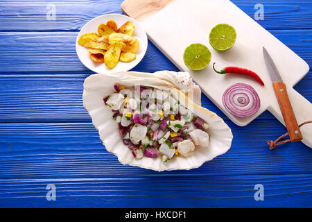 Ceviche peruanischen Rezept mit gebratenen Bananen und Zutaten auf blauen Holztisch Stockfoto