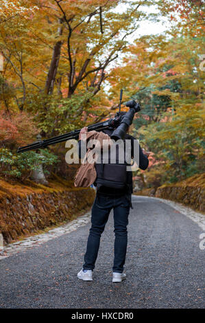 Fotograf im japanischen Garten in Kyoto im Herbst Stockfoto