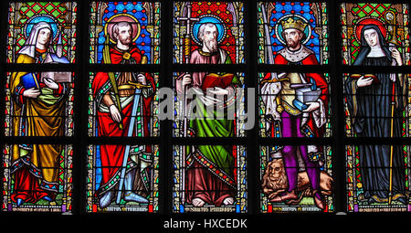 Glasfenster in der Kirche von unserer lieben Frau von der Sablon in Brüssel, Belgien, Darstellung von katholischen Heiligen, einschließlich Saint Adrian, Saint Octavianu Stockfoto