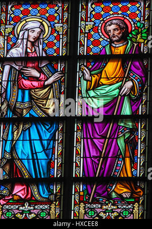 Glasfenster in der Kirche von unserer lieben Frau von der Sablon in Brüssel, Belgien, Darstellung der seligen Jungfrau Maria und St. Joseph Stockfoto