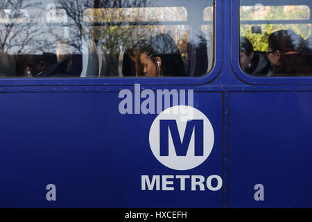 Ein Northern Rail-Zug hält am Bahnhof direkt vor Leeds in West Yorkshire. Stockfoto