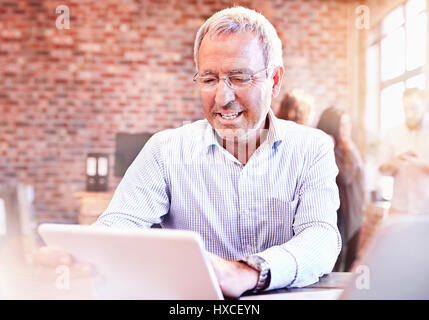 Lächelnde Geschäftsmann mit digital-Tablette in office Stockfoto