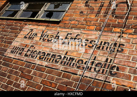 Inschrift von einer Außenwand von einem alten Silo im Hafen, Kennzeichnung in den freien Fluss der in alten Silo im Hafen |, Beschriftung Einer Außenwand von Ein Stockfoto