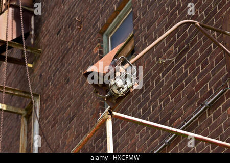 Eine defekte außerhalb der Beleuchtung in ein altes Silo, eine defekte Außenbeleuchtung am alten Silo |, Eine Defekte Außenbeleuchtung ein Einem alten Silo | Ein defe Stockfoto