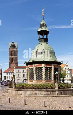 Wasser Kunst auf dem Marktplatz Wismar, im Hintergrund der Marien-Kirche-Pavillon, Pavillon Brunnen auf dem Marktplatz von Wismar, in der Zeitmessung Stockfoto