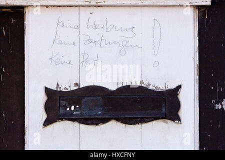 Brief-Schlitz in eine alte Haust? R | Briefschlitz in im alten Haustür |, Briefschlitz in Einer alten Haustür | Briefschlitz in einem alten Haustür | Stockfoto