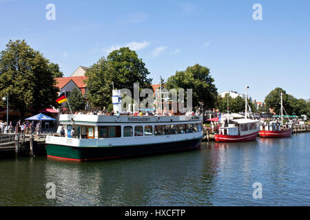 Urlaubsboot und Fischtrawler liegen im Hafen von Warnem? Nde, Ausflugsschiffe und Angelboote/Fischerboote im Hafen von Warnem? Nde |, Ausflugsboot Und Stockfoto