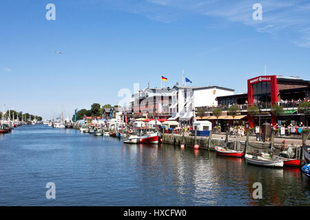 Angelboote/Fischerboote liegen im Hafen von Warnem? Nde, Angelboote/Fischerboote im Hafen von Warnem? Nde |, Fischerboote Stück Im Hafen von Warnemünde | Angeln-boa Stockfoto