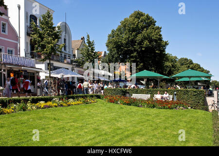 Touristen genießen das sommerliche Wetter an der Promenade im Hafen von Warnem? Nde, Touristen genießen das Summer Wetter auf der Promenade am Hafen von W Stockfoto