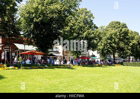 Touristen Flanieren über die Promenade in Warnem? Nde und genießen Sie das sommerliche Wetter, Touristen schlendern Sie entlang der Promenade in Warnem? Nde und genießen Sie die Buzze Stockfoto