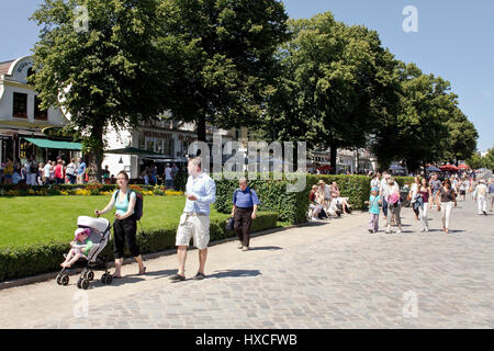 Touristen Flanieren über die Promenade in Warnem? Nde und genießen Sie das sommerliche Wetter, Touristen schlendern Sie entlang der Promenade in Warnem? Nde und genießen Sie die Buzze Stockfoto