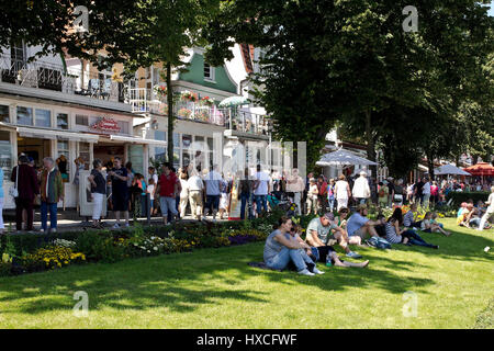 Touristen genießen das sommerliche Wetter an der Promenade im Hafen von Warnem? Nde, Touristen genießen das Summer Wetter auf der Promenade am Hafen von W Stockfoto