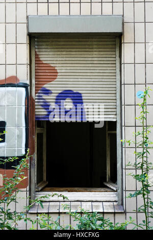 Einen halben Stich Jalousie vor einem offenen Fenster, eine Hälfte gesenkt Jalousien vor im geöffneten Fenster |, Eine Halb Heruntergelassene Jalousien Vor Einem ge Stockfoto