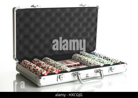 Koffer mit Karten, Würfel und Token, Koffer Mit Karten, Wuerfel Und Jetons Stockfoto