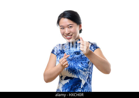 Schöne chinesische Frau in traditioneller Kleidung, Gestik ein Liebe-Zeichen mit den Fingern Stockfoto