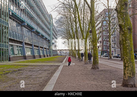 HAMBURG, Deutschland - 15. Januar 2017 - Verlagshaus Gruner + Jahr (auf der linken Seite) ist eine moderne Architektur in der Nähe von Niederhafen, Baumwall, Sitz der th Stockfoto