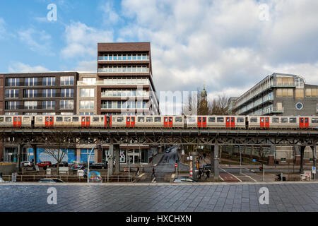 HAMBURG, Deutschland - 15. Januar 2017 - Baumwall Promenade mit Gruner & Jahr veröffentlichen Gebäude (im Hintergrund auf der rechten Seite) und U-Bahn u-Bahn St. Stockfoto