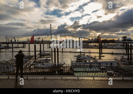 HAMBURG, Deutschland - 15. Januar 2017 - Baumwall Promenade befindet sich eine wunderschöne Terrasse an Elbe, Hanse Stadt Hamburg, Deutschland, Europa Stockfoto