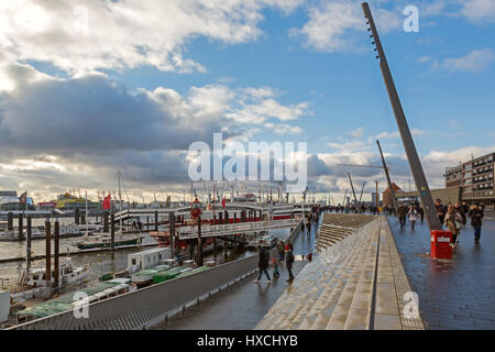 HAMBURG, Deutschland - 15. Januar 2017 - Baumwall Promenade befindet sich eine wunderschöne Terrasse an Elbe, Hanse Stadt Hamburg, Deutschland, Europa Stockfoto