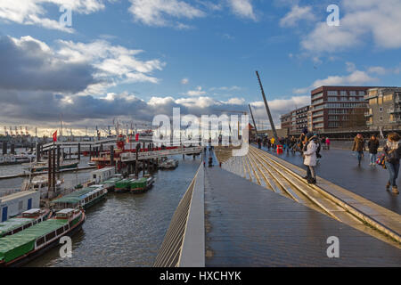 HAMBURG, Deutschland - 15. Januar 2017 - Baumwall Promenade befindet sich eine wunderschöne Terrasse an Elbe, Hanse Stadt Hamburg, Deutschland, Europa Stockfoto