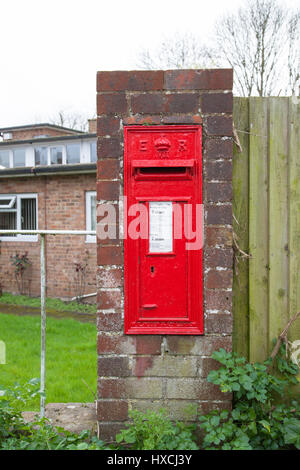 Red Pillar Box, in Briefkasten, großbritannien Stockfoto