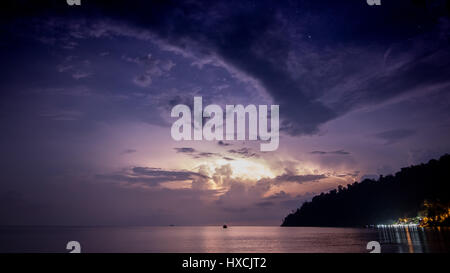 Eines Gewitters zu beleuchten, den nächtlichen Himmel in der Ferne von der ABC-Strand auf Tioman Island, Malaysia betrachtet. Stockfoto