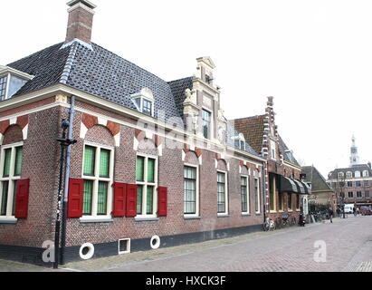 Hof van Sonoy, 16. Jahrhundert Innenhof mit Armenhäuser in der Innenstadt von Alkmaar, Niederlande am Gedempte Nieuwesloot Stockfoto
