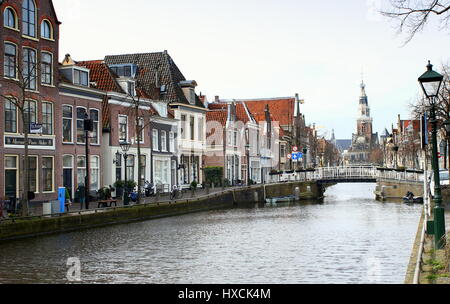 Malerischen Luttik Oudorp Kanal, Innenstadt von Alkmaar, Niederlande, mit Blick auf de Waag (wiegen Hausbau). Stockfoto