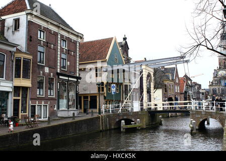 Kuipersbrug, eine hölzerne Zugbrücke im Zentrum von Alkmaar, Niederlande, Luttik Oudorp Kanal überqueren. 16. Jahrhundert grün Holz "Huis met de Kogel". Stockfoto