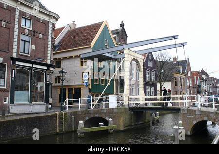 Kuipersbrug, eine hölzerne Zugbrücke im Zentrum von Alkmaar, Niederlande, Luttik Oudorp Kanal überqueren. 16. Jahrhundert grün Holz "Huis met de Kogel". Stockfoto