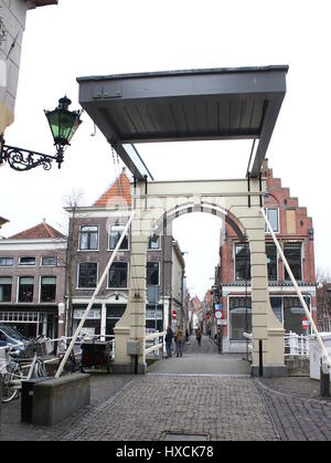 Kuipersbrug, eine historische hölzerne Zugbrücke im Zentrum von Alkmaar, Niederlande, durch Luttik Oudorp Kanal zwischen Achterdam und Appelsteeg. Stockfoto