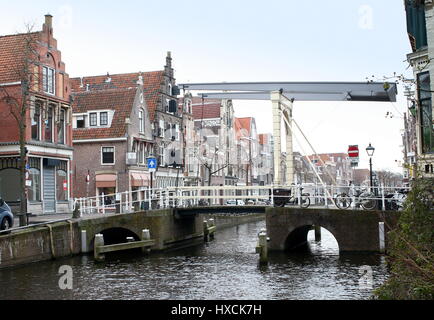 Kuipersbrug, eine historische hölzerne Zugbrücke im Zentrum von Alkmaar, Niederlande, durch Luttik Oudorp Kanal zwischen Achterdam und Appelsteeg. Stockfoto