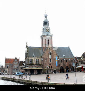 De Waag (wiegen Haus) auf dem Waagplein Platz in Alkmaar, Niederlande. Einer der wenigen verbliebenen wiegen Häuser noch gebräuchlich. Stockfoto