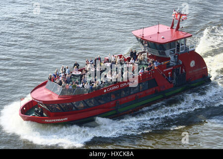 Hafen-Fähre in den Hamburger Hafen Hafenfaehre Im Hamburger Hafen Stockfoto