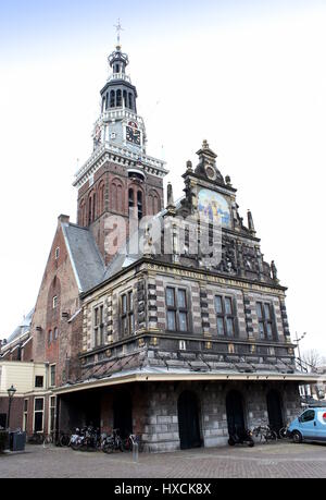 De Waag (wiegen Haus) auf dem Waagplein Platz in Alkmaar, Niederlande. Einer der wenigen verbliebenen wiegen Häuser noch gebräuchlich. Stockfoto