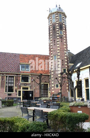 Hof van Sonoy, 16. Jahrhundert Innenhof mit Armenhäuser in der Innenstadt von Alkmaar, Niederlande. Jetzt ein Restaurant, "Heeren van Sonoy" Stockfoto
