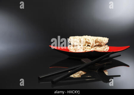 Asiatische Nudeln in Schüssel mit Stab, Asiatische Nudeln in Schale Mit Staebchen Stockfoto