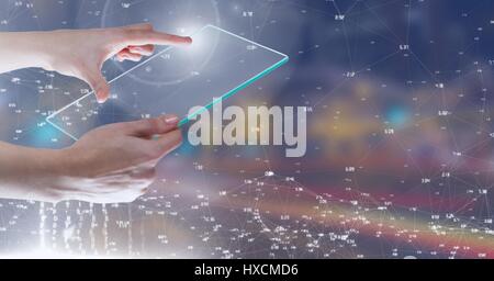 Digitalen Verbund von Hand zu berühren Glastablett gegen nächtliche Stadt mit Steckern Stockfoto