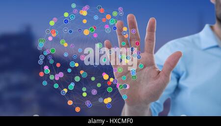 Digitalen Verbund von Mann mit offener Hand berühren Anschlüsse gegen Night city Stockfoto