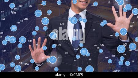 Digital Composite Mann Hände berühren gegen nächtliche Stadt mit Steckern Stockfoto