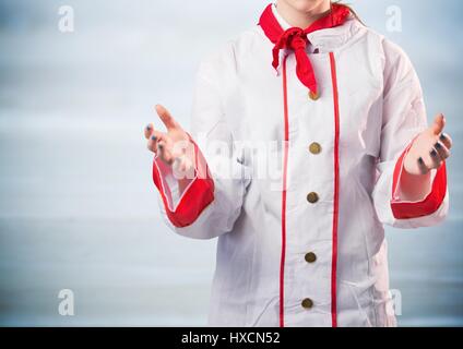 Digitalen Verbund von Koch mit Händen heraus gegen verschwommene blaue Holzplatte Stockfoto