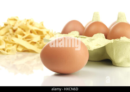 Paket verfeinert Eiern mit Nudeln, Paket frische Egge mit Nudeln |, Packung Frische Eier Mit Nudeln | Frisches Ei mit Nudeln-Paket | Stockfoto