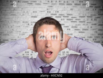 Digitalen Verbund des Mannes im Lavendel-Shirt mit Hände am Kopf gegen weiße Mauer Stockfoto