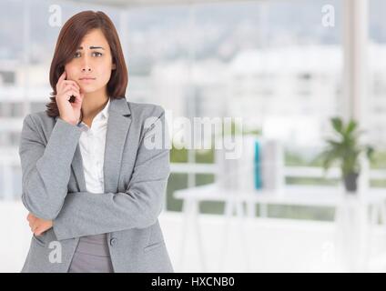 Digitalen Verbund aus besorgt Geschäftsfrau im Büro Stockfoto